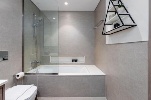 Allsopp & Allsopp - Stylish 1-Bedroom Apartment in Grande Residences Downtown - image 6