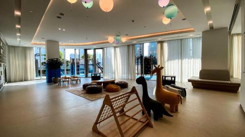 Allsopp & Allsopp - Stylish 1-Bedroom Apartment in Grande Residences Downtown - image 4