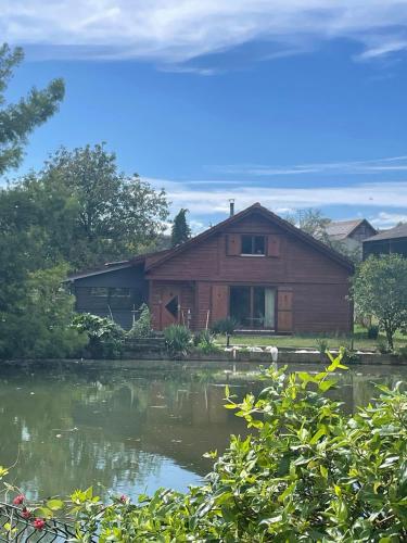 Chalet au bord d'un étang gîte à louer Réchésy