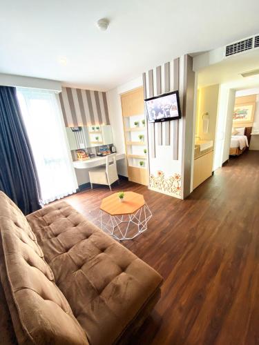 room detail thumbnail 1