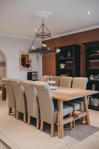 Dotări, Bungalow mit Basketballplatz in Lemgo