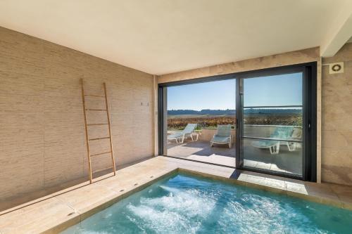 Peldbaseins, Villa Luxe piscine intérieure SPA chauffée vue exceptionnelle sur vignoble (Villa Luxe piscine interieure SPA chauffee vue exceptionnelle sur vignoble) in Plaissan