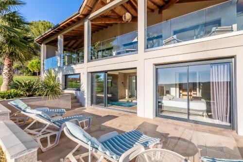 Villa Luxe piscine intérieure SPA chauffée vue exceptionnelle sur vignoble (Villa Luxe piscine interieure SPA chauffee vue exceptionnelle sur vignoble) in Plaissan