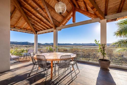 Balkons/terase, Villa Luxe piscine intérieure SPA chauffée vue exceptionnelle sur vignoble (Villa Luxe piscine interieure SPA chauffee vue exceptionnelle sur vignoble) in Plaissan