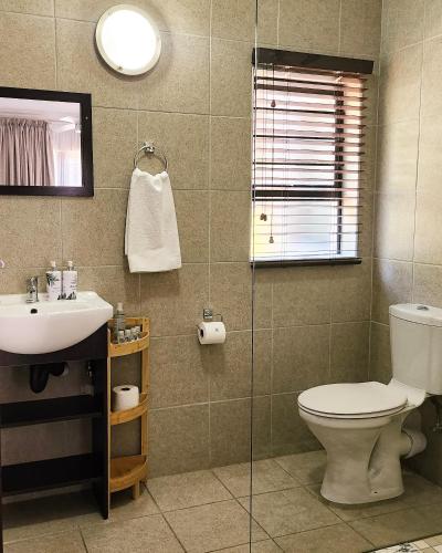 Twin Room with Private Bathroom image 4
