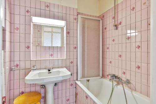 One-Bedroom Apartment image 10