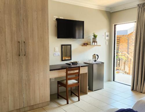 Twin Room with Private Bathroom image 1