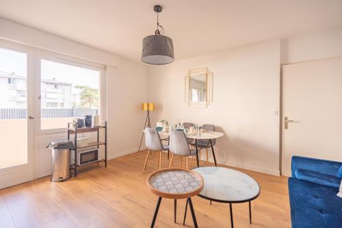 設施, T2 à Ambilly avec Terrasse, Tram 17, Genève (T2 a Ambilly avec Terrasse, Tram 17, Geneve) in 昂比伊