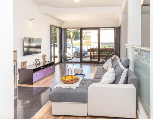 Shared lounge/TV area, Villa Maslina with private pool on quiet location - by TA Leut Agency in Ninski Stanovi