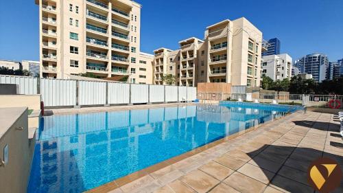 Vogue Residence The Greens & Views, Dubai Elegant Living with Pool, Gym & Kids Playground