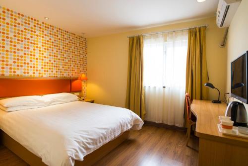 Home Inn Harbin Central Avenue St Sophia Cathedral Maikaile Ideally located in the Daoli area, Home Inn Harbin Central Avenue St Sophia Cathedral promises a relaxing and wonderful visit. The property has everything you need for a comfortable stay. Service-mind