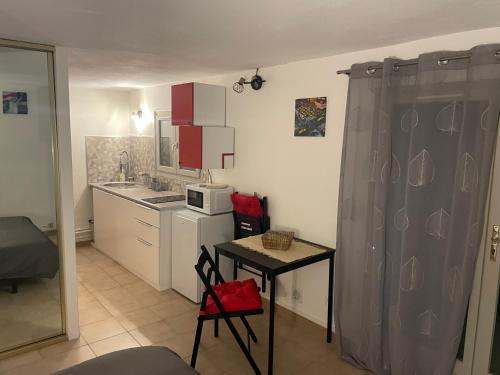 Studio climatisé avec terrasse ombragée dans maison au calme et dans la verdure (Studio climatise avec terrasse ombragee dans maison au calme et dans la verdure) in La Fontaine Sainte