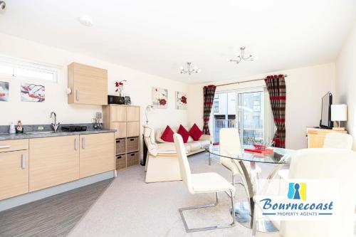 Kitchen, BLUE WATERS 8 by BOURNECOAST - A Stylish Flat with Balconies Near the Sandy Beaches - FM9632 near Solent Meads Golf Centre