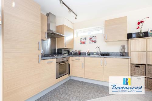 Kitchen, BLUE WATERS 8 by BOURNECOAST - A Stylish Flat with Balconies Near the Sandy Beaches - FM9632 near Solent Meads Golf Centre