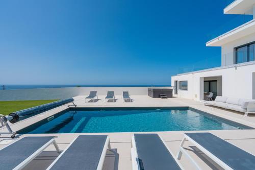 สระว่ายน้ำ, Villa Carpe Diem, stunning villa with ocean view in ปรายา ดา อเรย์อา บรังกา