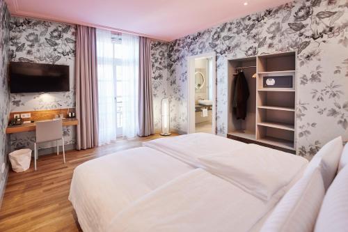 Quiet Double Room image 10