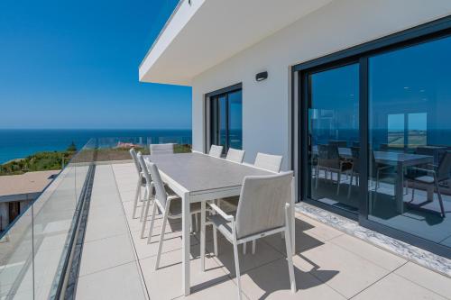 ระเบียง/ชานเรือน, Villa Carpe Diem, stunning villa with ocean view in ปรายา ดา อเรย์อา บรังกา