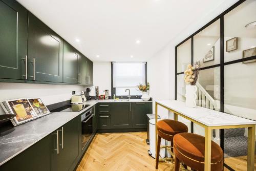 Heart of Mayfair Modern-Classic Townhouse- AR, Londres