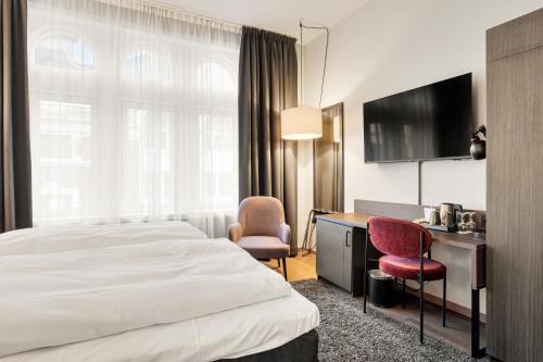 Clarion Hotel Admiral - image 2