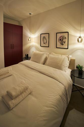1 queen bed, 1 sofa bed