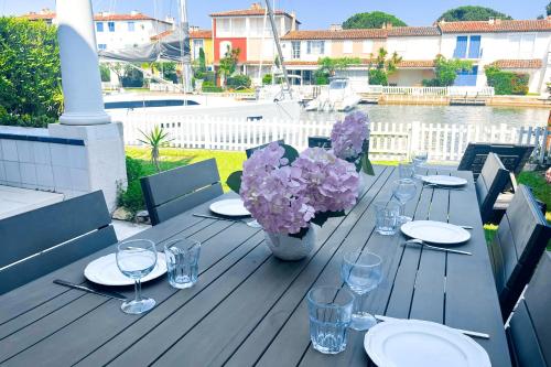 Wide house with WIFI and AC a terrace a garden and a 12m mooring Wide house with WIFI and AC a terrace a garden and a 12m mooring