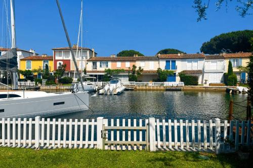 Wide house with WIFI and AC a terrace a garden and a 12m mooring Wide house with WIFI and AC a terrace a garden and a 12m mooring