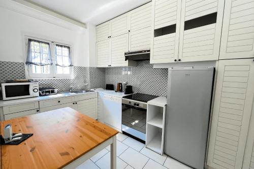 Wide house with WIFI and AC a terrace a garden and a 12m mooring Wide house with WIFI and AC a terrace a garden and a 12m mooring