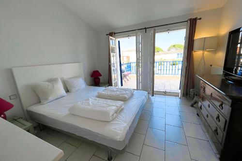 Wide house with WIFI and AC a terrace a garden and a 12m mooring Wide house with WIFI and AC a terrace a garden and a 12m mooring