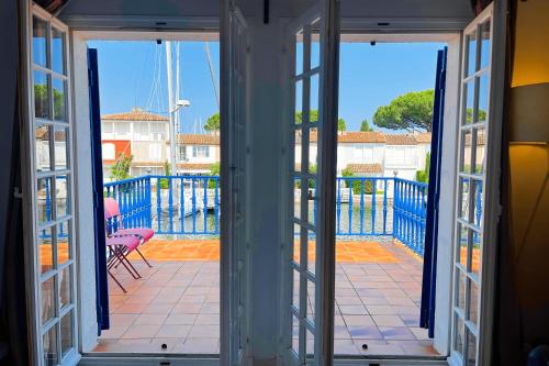 Wide house with WIFI and AC a terrace a garden and a 12m mooring Wide house with WIFI and AC a terrace a garden and a 12m mooring