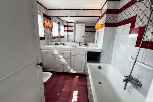 Wide house with WIFI and AC a terrace a garden and a 12m mooring Wide house with WIFI and AC a terrace a garden and a 12m mooring