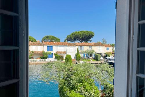 Wide house with WIFI and AC a terrace a garden and a 12m mooring Wide house with WIFI and AC a terrace a garden and a 12m mooring