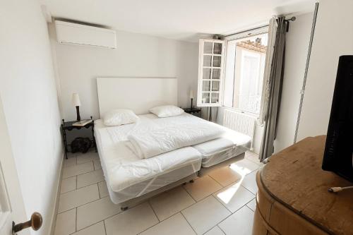 Wide house with WIFI and AC a terrace a garden and a 12m mooring Wide house with WIFI and AC a terrace a garden and a 12m mooring