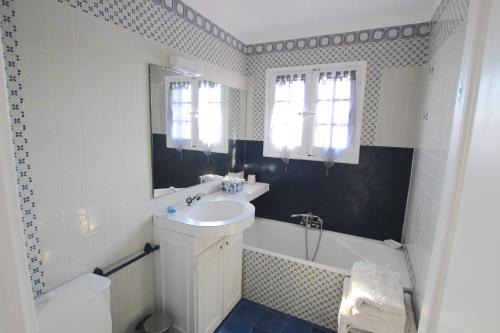 Wide house with WIFI and AC a terrace a garden and a 12m mooring Wide house with WIFI and AC a terrace a garden and a 12m mooring