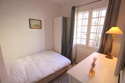 Wide house with WIFI and AC a terrace a garden and a 12m mooring Wide house with WIFI and AC a terrace a garden and a 12m mooring