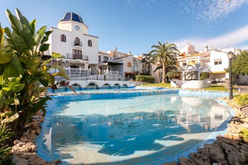Casa en la playa con piscinas costa