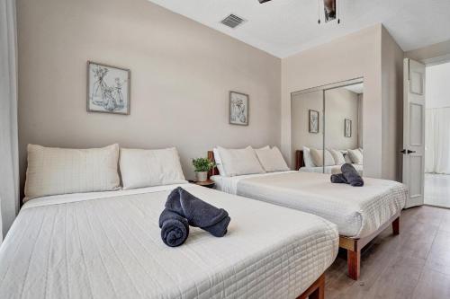 Historic Hollywood Mansion 5 Minutes to the Beach in Hollywood, USA