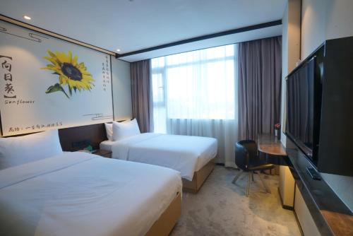 Deluxe Twin Room image 6