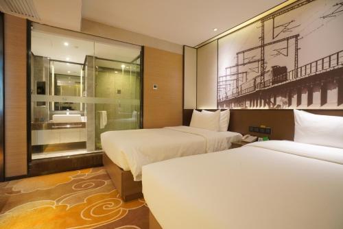 Deluxe Suite image 6