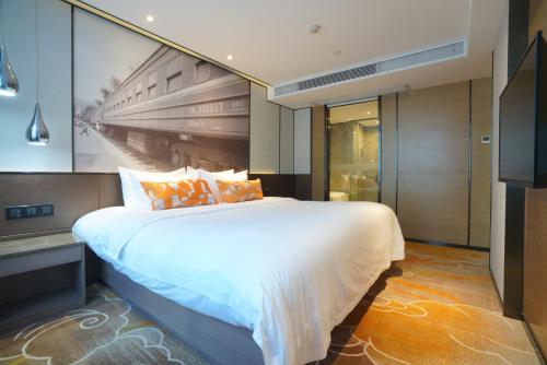 Deluxe Suite image 8