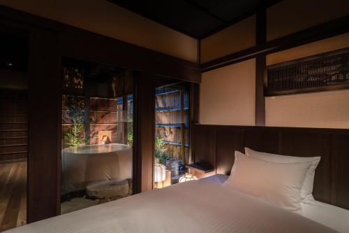 Twin Room image 3