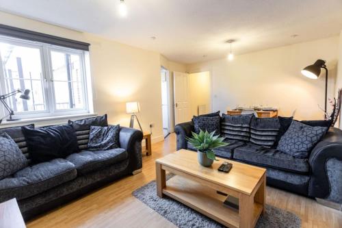 12FWC, 2 Bedroom Apartment, Sleeps 4, Free Parking, Town Centre Location, Swindon (photo 3)