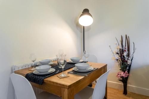 12FWC, 2 Bedroom Apartment, Sleeps 4, Free Parking, Town Centre Location, Swindon (photo 9)