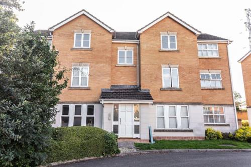 Thorley Apartment in North Swindon, Sleeps 4 in 2 bedrooms, Long Stay Disc, Parking