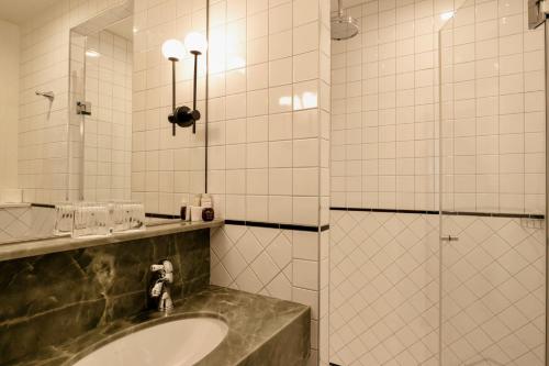 UNE AUTRE CHAMBRE - image 2