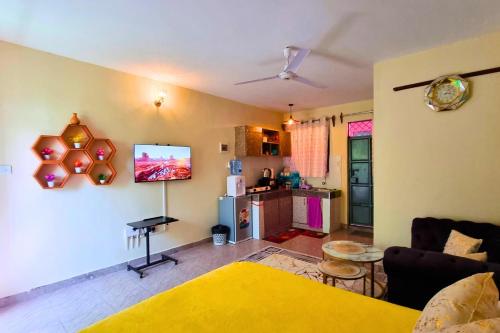 ห้องส่วนกลางสำหรับนั่งเล่น/ดูทีวี, Kilifi Town Studio by Beyond Vacay in คีลิฟิ