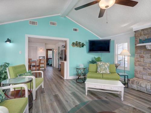 Heated Pool Access Flex Cancelation Cheerful Tybee Beach Cottage - image 3