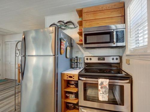 Heated Pool Access Flex Cancelation Cheerful Tybee Beach Cottage - main image