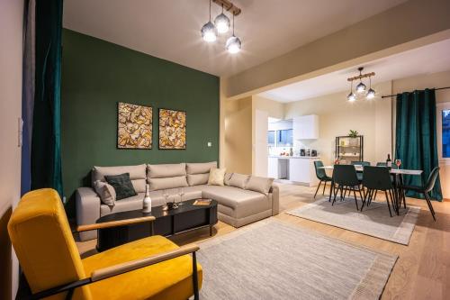 Spacious Rooftop Apt in Central Athens with Sunset Balcony, Atenas