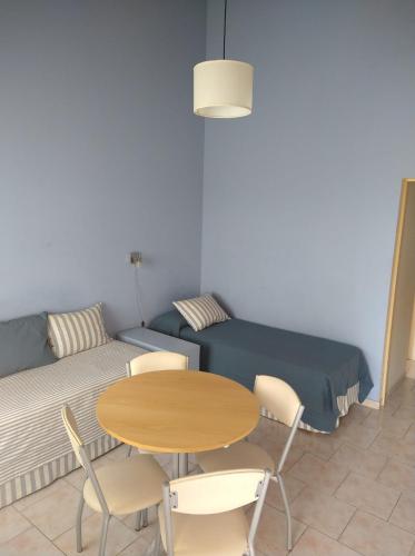 1 double bed, 2 twin beds