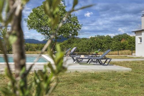Úszómedence, Apartment Mirna with Swimming Pool in Strmac